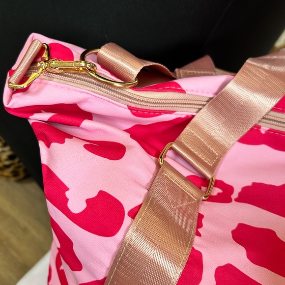 Pink Leopard Duffle with gold coloured hardware - Picture 2 of 3